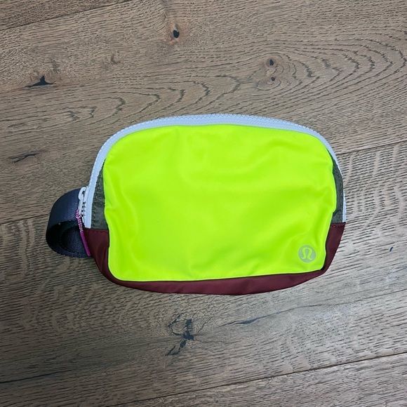 Lululemon Everywhere Belt Bag *1L, Highlight Yellow/Savannah/Army Green - NWT - Picture 2 of 11